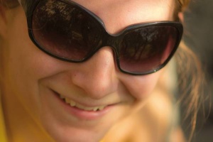 Za zamegljeno ozadje je najboljša kombinacija zmogljiv teleobjektiv in čim večje tipalo &ndash; denimo tako, kot ga uporabljajo aparati DSLR.